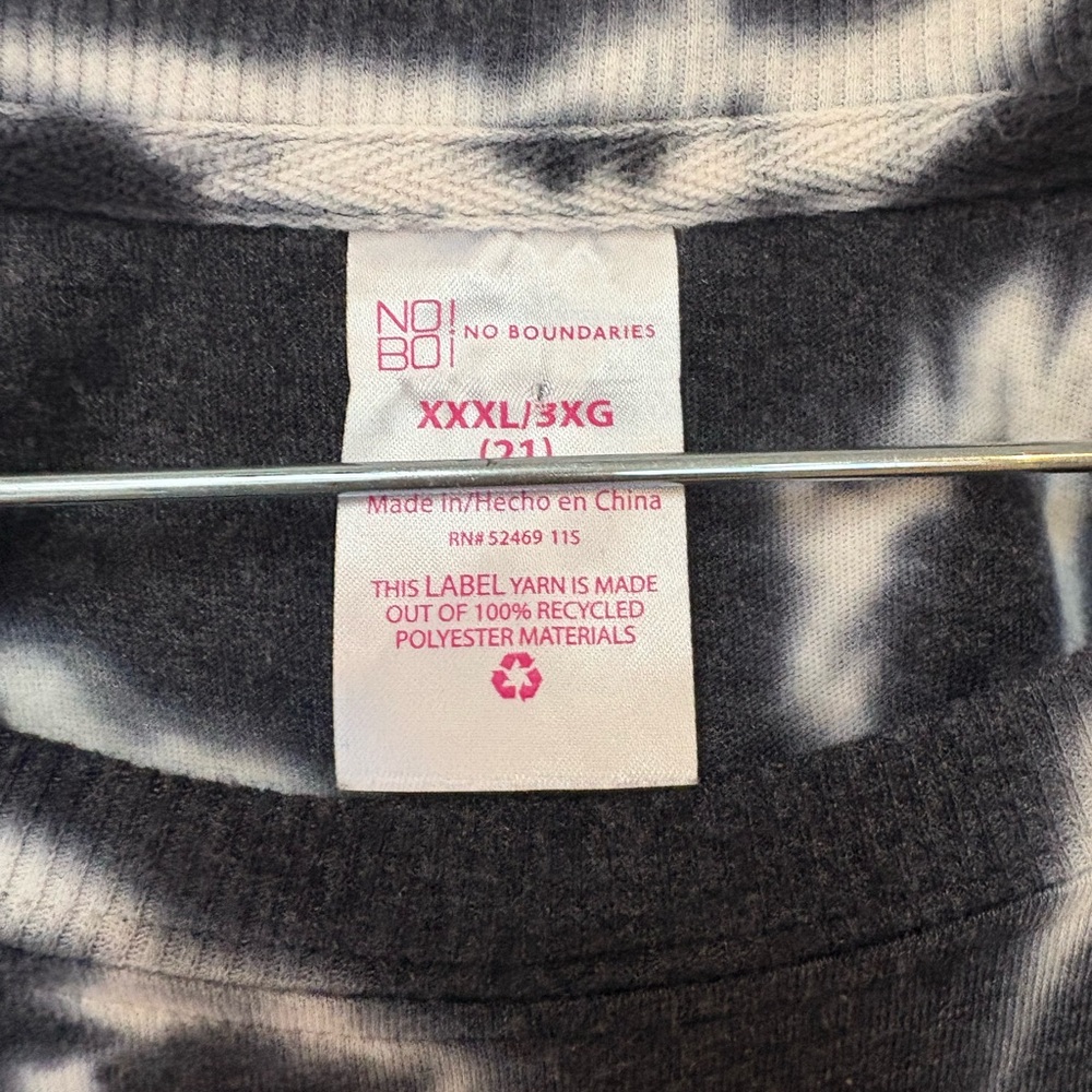No Boundaries Black and White Tie-Dye Long Sleeve Graphic Tee - Picture 6 of 7